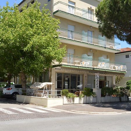Urania Hotel Fogliano Marina Exterior foto