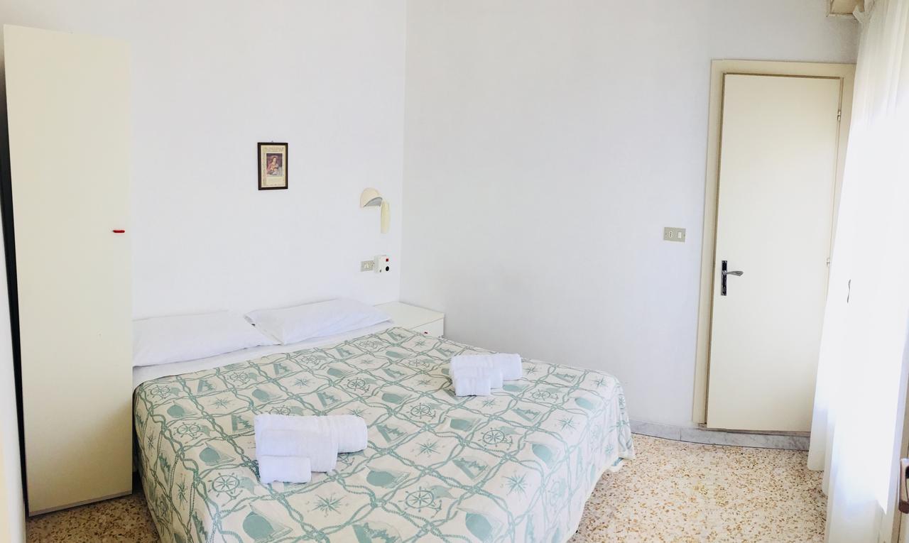 Urania Hotel Fogliano Marina Exterior foto