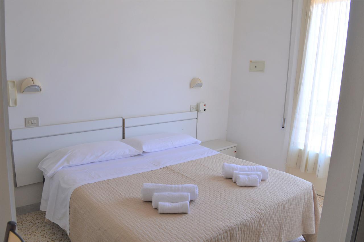 Urania Hotel Fogliano Marina Exterior foto